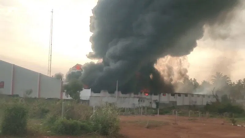 ನೆಲಮಂಗಲದಲ್ಲಿ ಆಯಿಲ್‌ ಗೋದಾಮಿಗೆ ಭಾರಿ ಬೆಂಕಿ – 30 ಕೋಟಿ ರೂ. ನಷ್ಟ Massive fire breaks out at oil warehouse in Nelamangala – Rs 30 crore loss