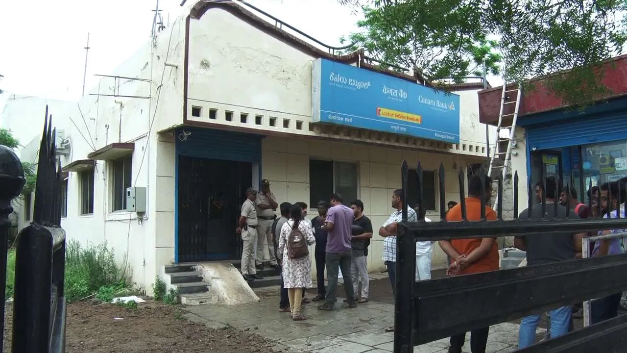 ಬ್ಯಾಂಕ್‌ ಕಳ್ಳತನಕ್ಕೆ ಜಾದೂ-ತಂತ್ರ? ವಿಜಯಪುರದಲ್ಲಿ 58 ಕೆಜಿ ಚಿನ್ನ ಕಳ್ಳತನ ಪ್ರಕರಣ Magic trick for bank robbery? 58 kg gold theft case in Vijayapura