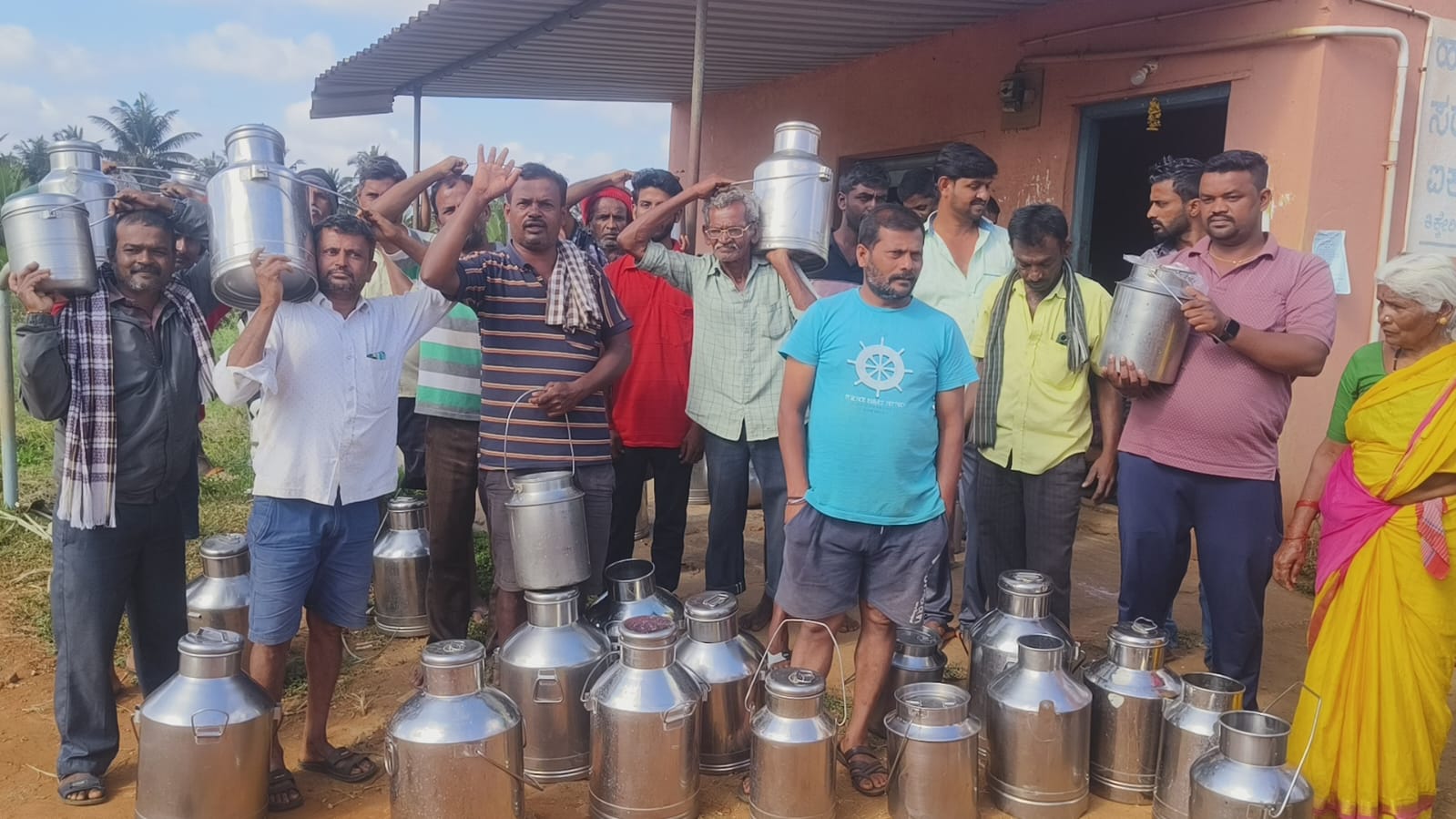 ಡೇರಿ ಕಾರ್ಯದರ್ಶಿ ಮತ್ತು ಅಧ್ಯಕ್ಷರ ಮನೆ ಮುಂದೆ ಹಾಲು ಸುರಿದು ಪ್ರತಿಭಟನೆ