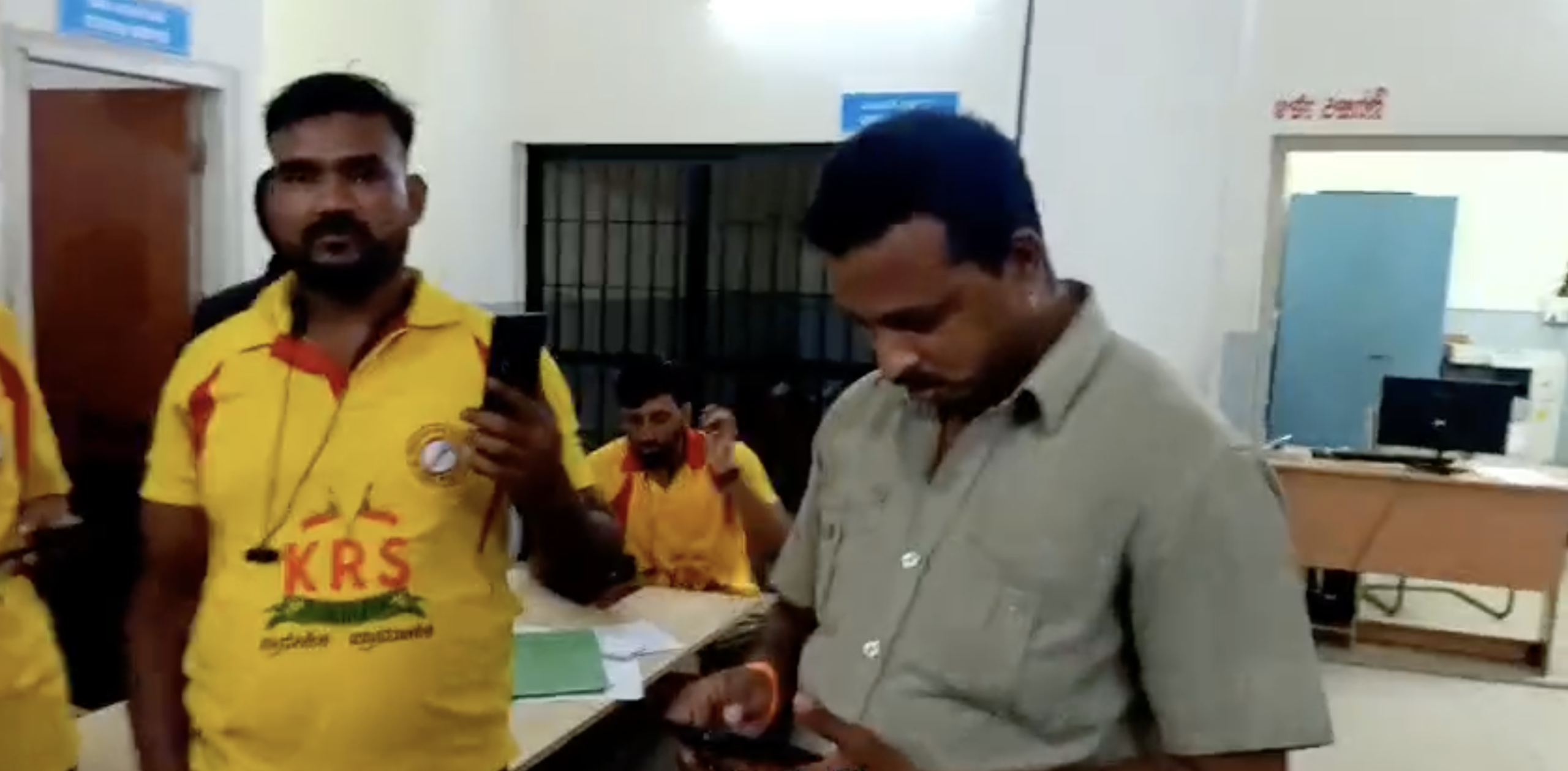 ನೆಲಮಂಗಲ: ನಕಲಿ ಆರ್‌ಟಿಒ ಅಧಿಕಾರಿಗಳನ್ನ ಹಿಡಿದ ಕೆಆರ್‌ಎಸ್ ಕಾರ್ಯಕರ್ತರು!